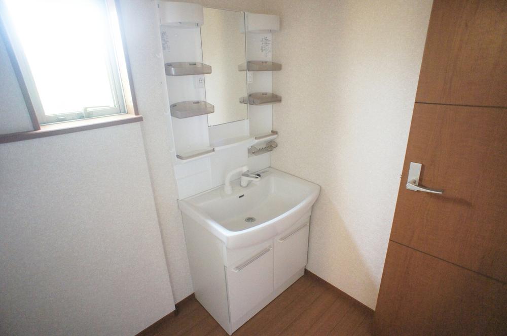 Wash basin, toilet. Same specification example