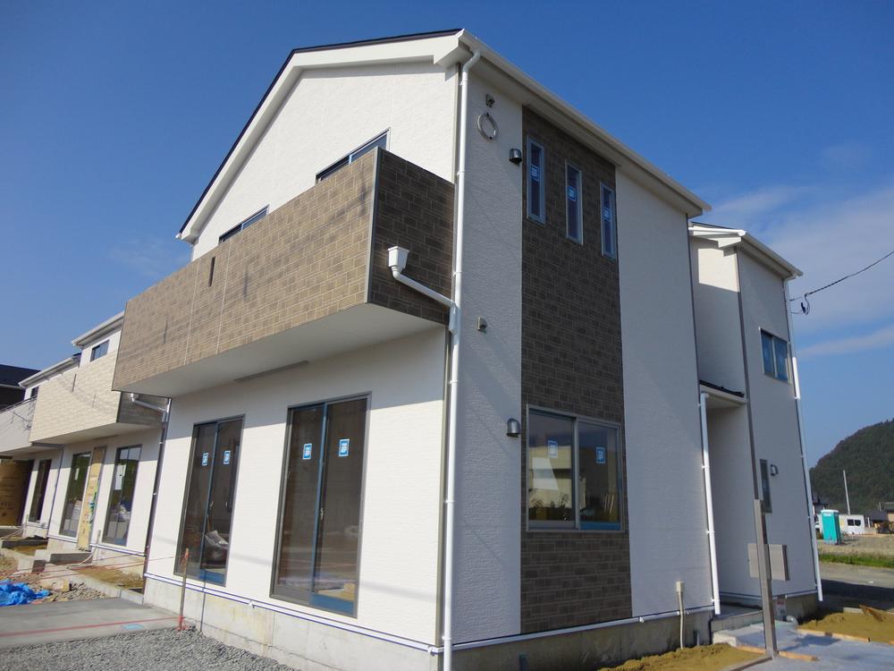 Local photos, including front road. 1 Building