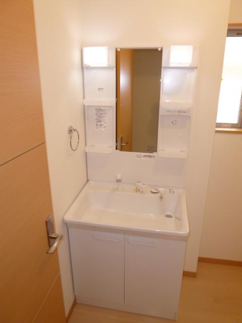 Wash basin, toilet. ● same specifications ●