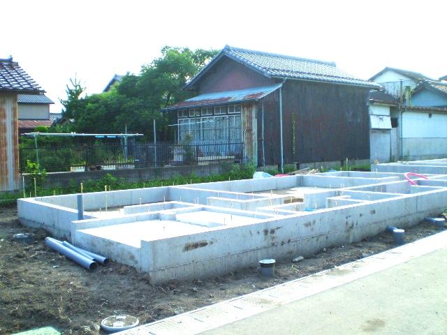 Local photos, including front road. Local (August 2013) shooting ● (9) Building