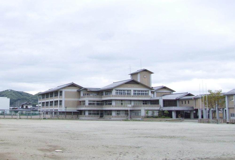 Junior high school. 1110m to Iwanuma junior high school