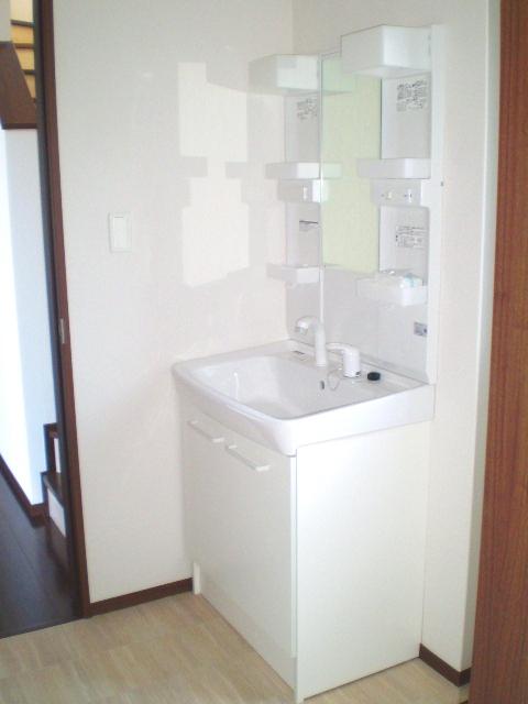 Wash basin, toilet. ● same specifications ●