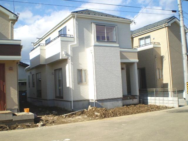 Local photos, including front road. Local (10 May 2013) shooting ● B Building