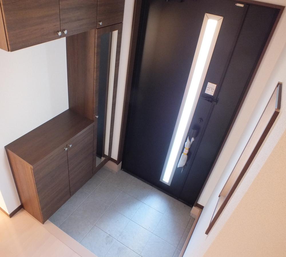 Entrance. ● same specifications ●