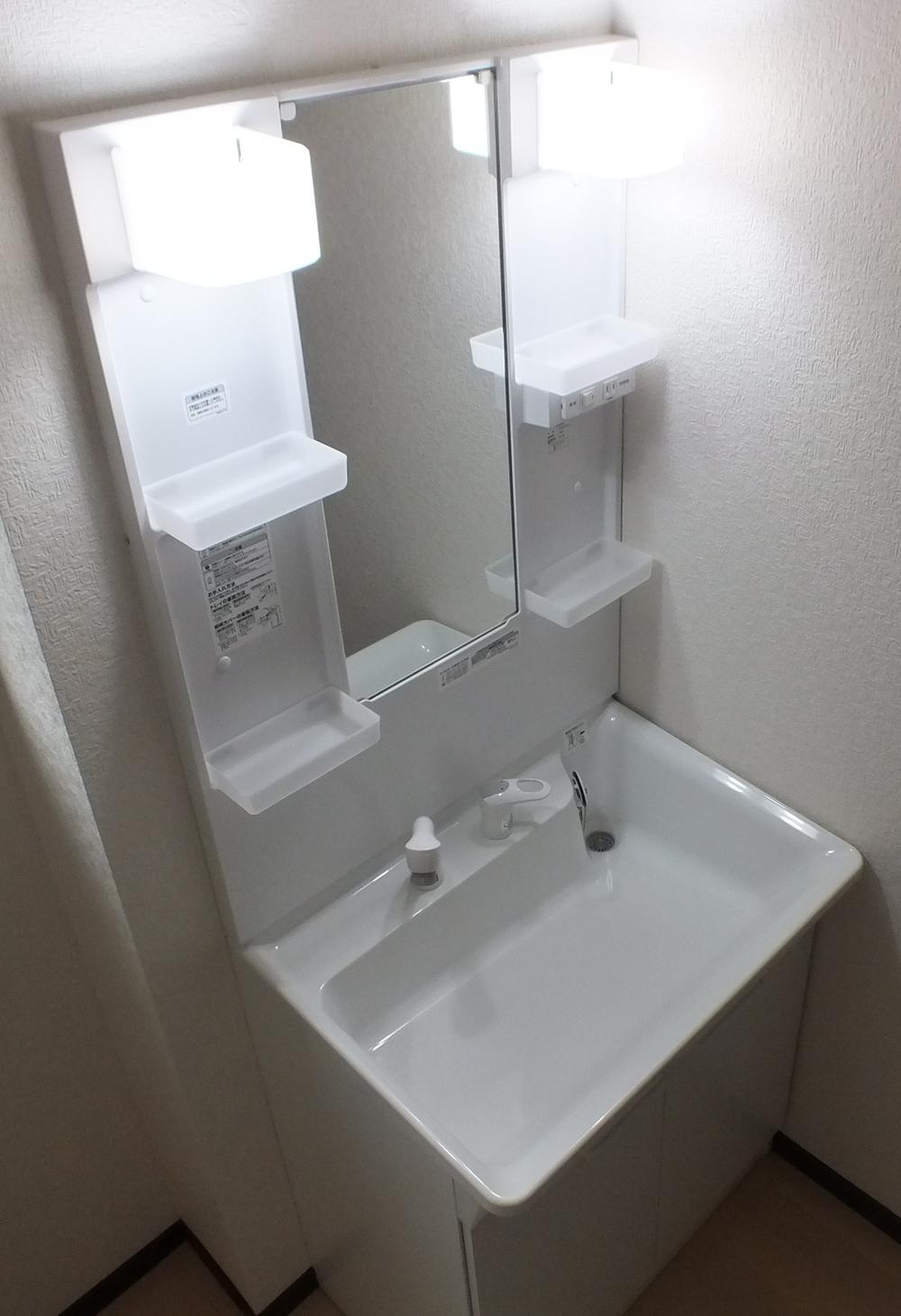 Wash basin, toilet. ● same specifications ●