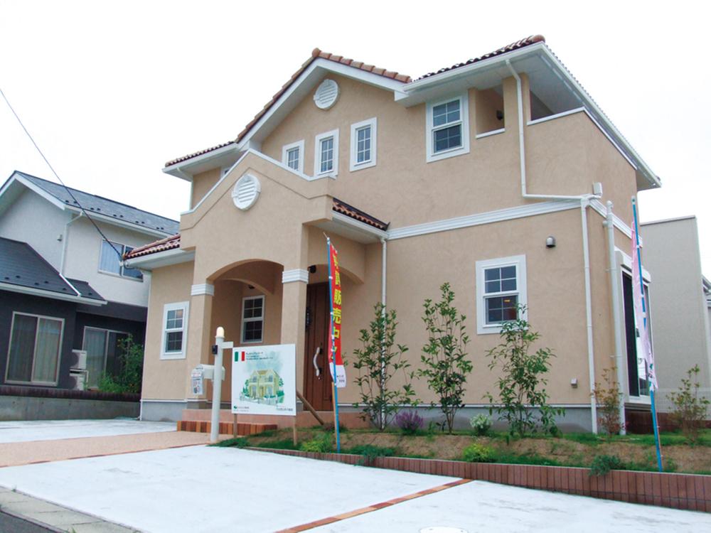 Local appearance photo. Venice ・ Outer wall, which represents the color to 2-5-14 earth, Quaint roof tiles, Pursue the Italian design such as Tsumakazari