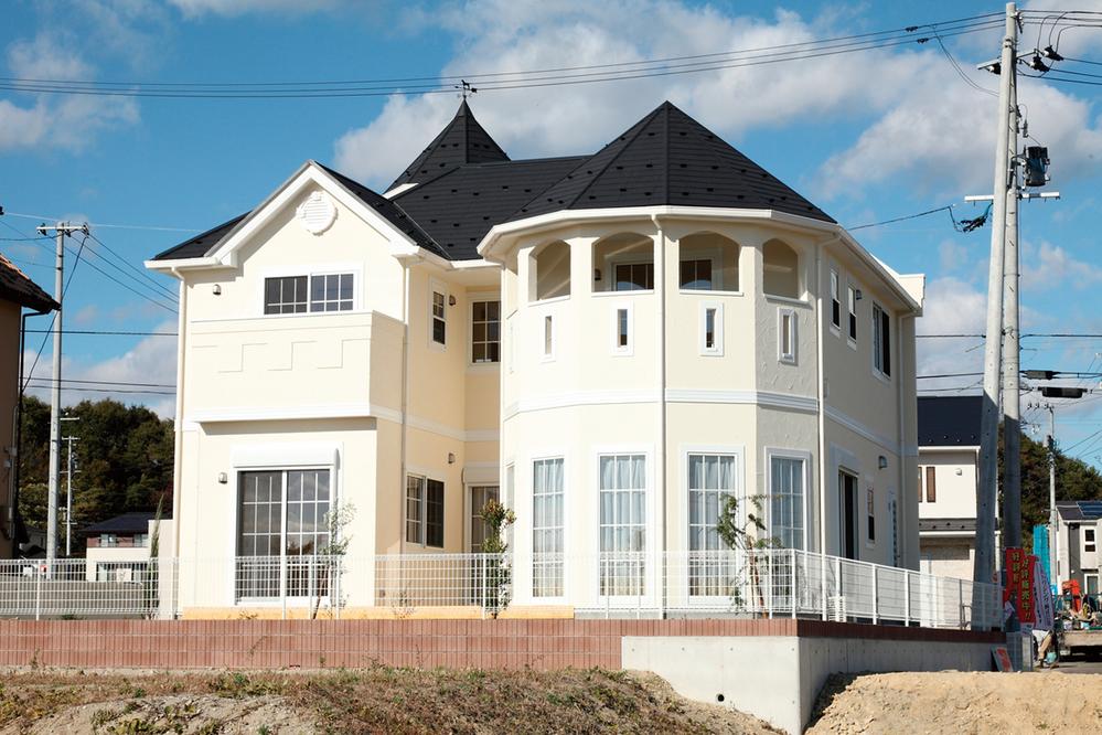 Local appearance photo. Boulogne series ・ 2-12-13 balcony is impressive, such as the scene of the weathercock and opera triangle roof
