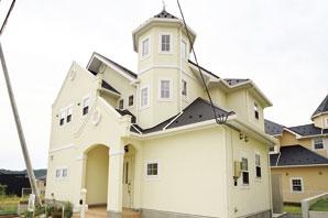 Entrance side of the tower is impressive appearance triangle roof as seen from the (north) (October 2013 shooting)