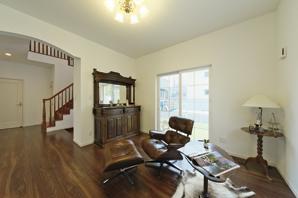  [British style of genuine, Available at 29.8 million yen of charm! ] Entrance of the central part, The layout of a certain sense of stability left-right symmetry, Dormer roof characteristic "Georgian style". Italy ・ Based on the birth design to Renaissance, In the United Kingdom in the 17th century it was reproduced here the architectural style that was popular. As soon as the enter the front door, Living spread and Dawn ・ dining. To appear in foreign drama "that house! It is the same style as ". "Welcome home! ", Nante us welcomed soft sunshine and family friendly smile, Very nice. Tickle the nose, Aroma of quiche mom bake in the kitchen. The whole family that loves taste! Now, Anxious price is 29,800,000 yen. Environment, Quiet and natural rich great location. It is exactly where this mansion blend harmoniously. Given the faithful reproduction of the design detail of genuine, I think we can say with attractive pricing.  [Trying to experience the classic interior in the field! ] Classical introspection design with the motif of dark brown × White. Sofa of leather with a stout presence, Place such as dining table & chairs of delicate design, It has published a technique still fashionable to show the imported housing genuine. To center the two white decorative pillars on the ground floor is called the "column", living ・ dining ~ kitchen, Large space that Western-style spreads to open. It invited fellow congenial, Also very active in the home party! Trying to set the silver cutlery and a welcome drink, which "have been carefully collected! ", While looking at the cabinet that is installed in a Western-style, It is going to be a fun time to inflate the think.