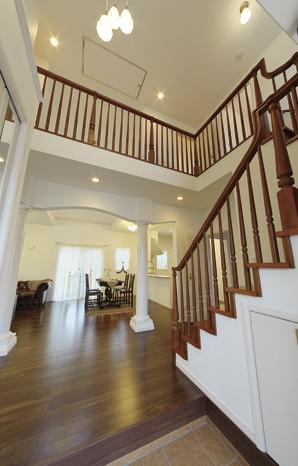 Immediately entered the front door, Open space graceful handrail spread the Dawn, Deprived of an eye on the two columns (decorative pillars)