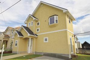 Maple Series / Colorful color ring of orange, Paint the walls of the trowel finish which highlights the uneven feeling, Three-dimensional sense of eaves overlap .... Abundantly express the playful (2-5-13 ・ appearance, 2013 October shooting)