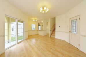  [Venice series representing the mansion of Italy ・ 29,800,000 yen] Italy was good at to enjoy life, such as food culture and the arts. Motif the lives of such Italy, The representation of the "fun" is this mansion. Sansan and Chaoyang-drenched living ・ dining. Open kitchen and ties, Its size is a 18 tatami mats loose. The wash room that day to start, Choice wallpaper fresh design with the motif of nature. Is in the bathroom of the larger size (1600 × 1600mm), Catapult seem to get the Nagayu. In addition to each of the second floor of the living room, Prepare a large closet, such as a child had been playing hide and seek in the movies. Furthermore wallpaper, Such as the type to use a trim in the middle is divided into bright floral and up and down (border), Select a different elaborate design of the look in each. Holiday called friends, Hilariously time unlimited Italian party! After the course tired, Immersed in the pride of the bathtub, Staying also OK. It is a mansion that such enjoy suits.