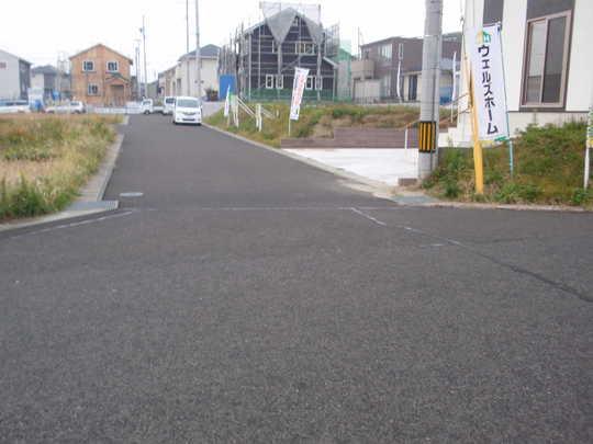 Local photos, including front road. Frontal road