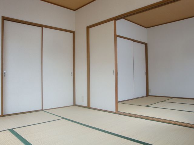Living and room. Japanese-style room will be 11.25 Pledge and continue between the two.