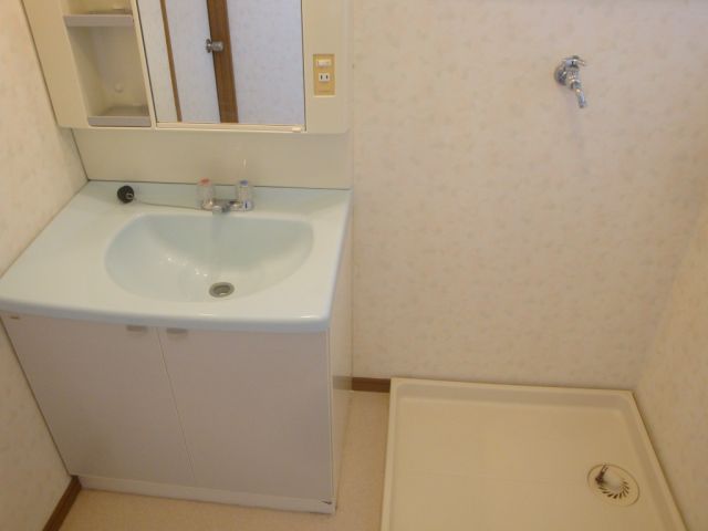 Washroom. Wash ・ Wide dressing room also with a room. There is also a window.