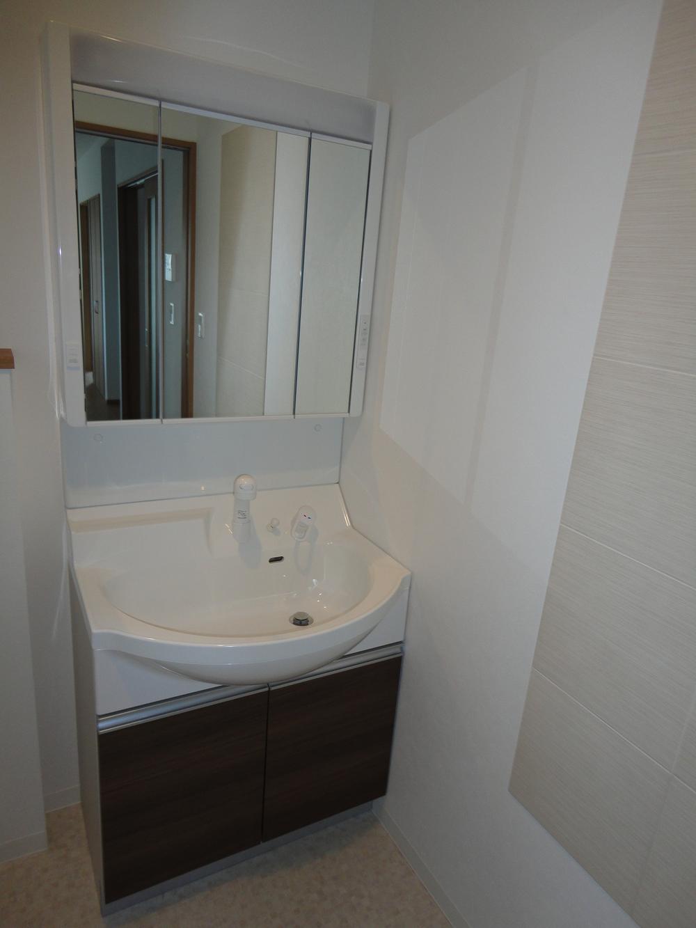 Wash basin, toilet. Indoor (11 May 2013) Shooting