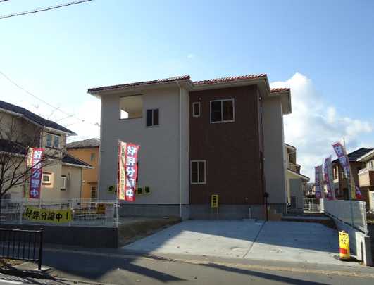 Local appearance photo. Local (sidewalk ・ Facing the road with a guardrail. )