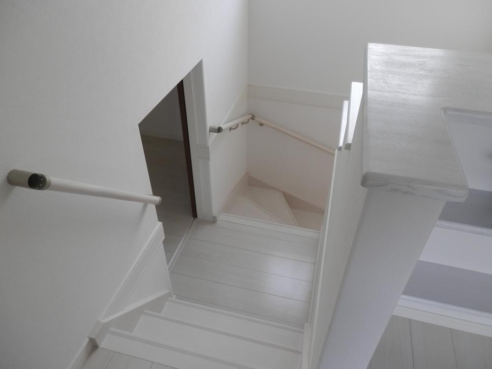 Receipt. There is a height 1400 storage space of the second floor in the stairs the way.