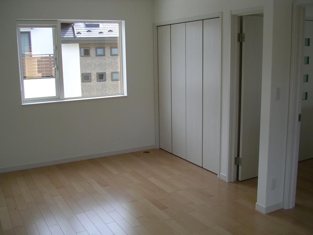 Non-living room. It has become a nursery two Tsuzukiai. It is a form that can be changed to suit the child's growth.