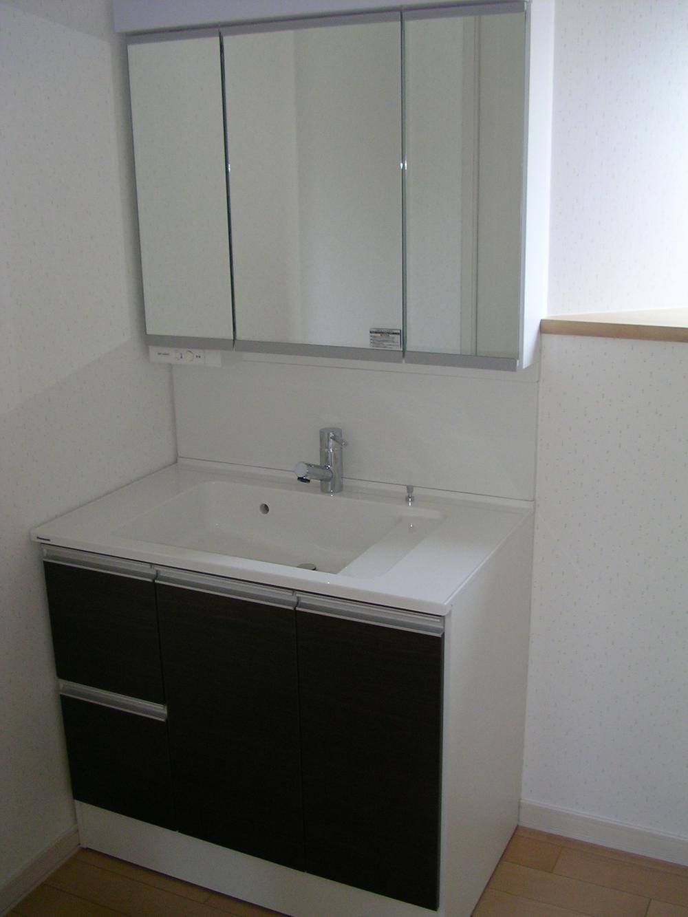 Wash basin, toilet. It is the washstand of the triple mirror type. Shampoo is also possible to do so has become a shower hose.