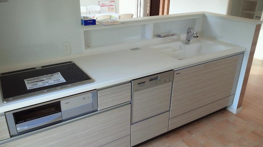 Kitchen. We launched a little wall so that the hand can not be seen from the living room. Easy-to-use is a good system Kitchen.