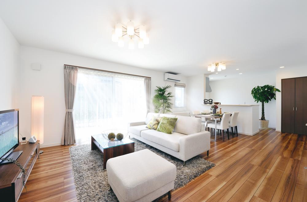 Model house photo. Sunny living room ・ dining. (Indoor photo 3-point shooting a model house)