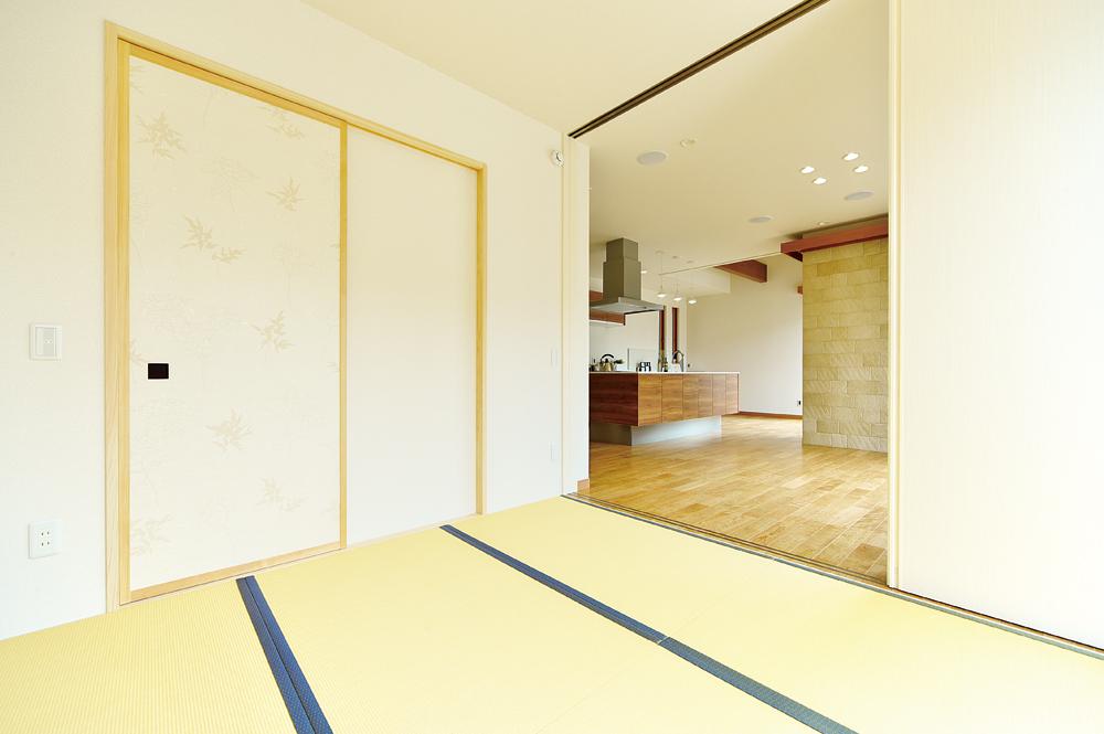 Non-living room. Room (May 2013) shooting bright sunlight pours comfortable living space.