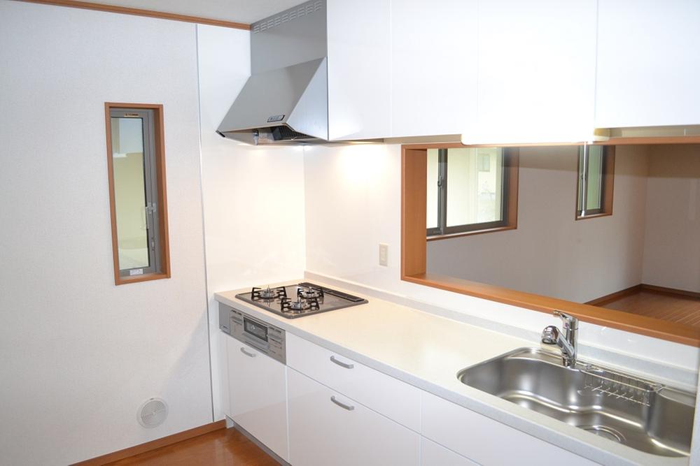 Same specifications photo (kitchen). Same specifications Door is a high-pressure melanin panel, Countertops artificial marble, Gas appliance cleaning a breeze in the enamel top finish (^ 0 ^) / Water purifier integrated hand shower faucet, Also taken out comfortably with heavy storage products in the swing down Wall