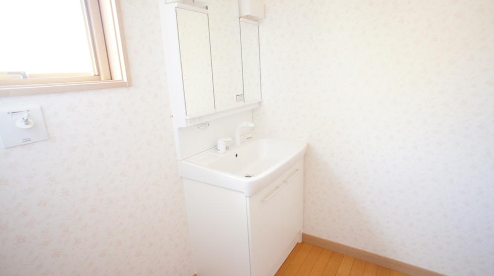 Wash basin, toilet. Same specification example