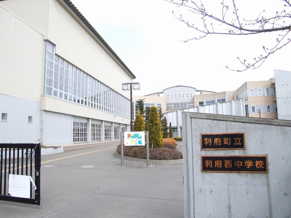 Junior high school. Rifu 1560m to the West Junior High School