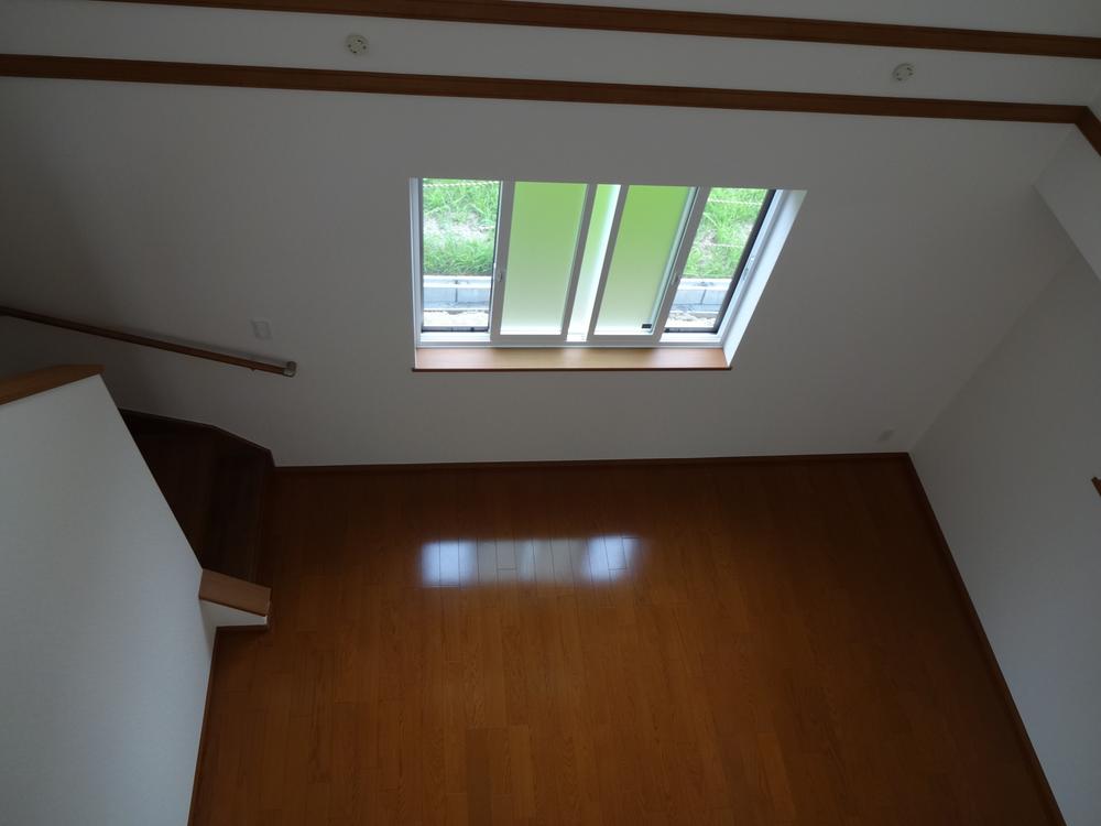 Living.  ■ Living as seen from the second floor atrium