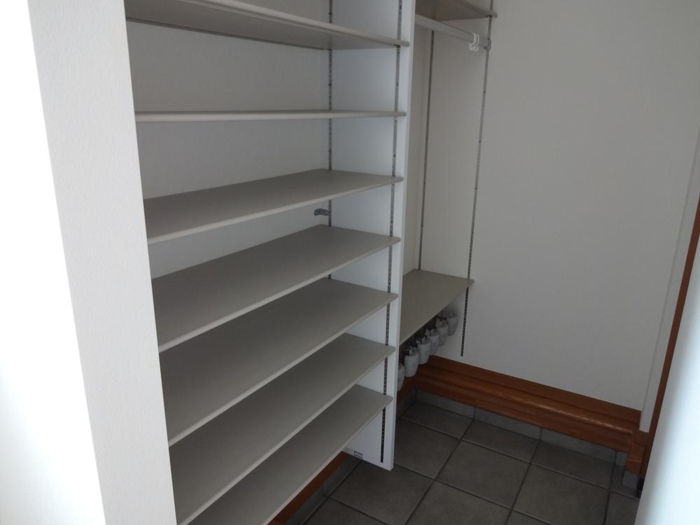 Entrance.  ■ Spacious foyer storage (with boots hanger)