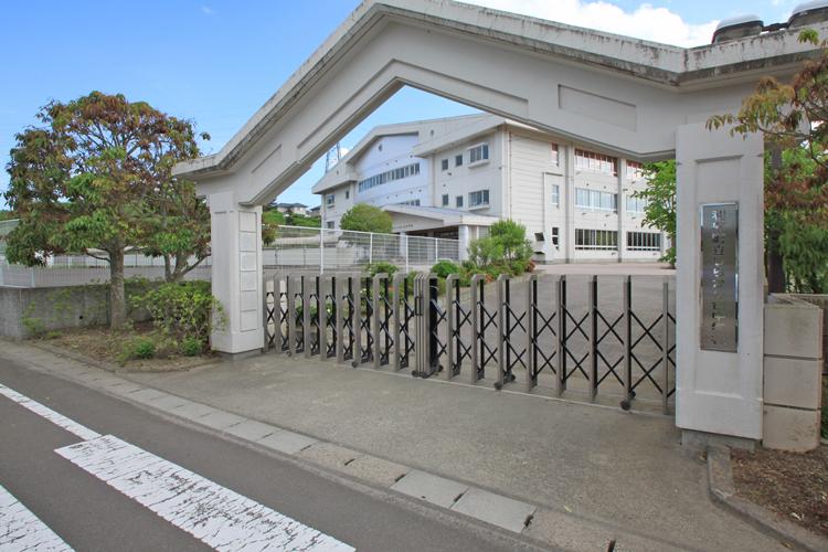 Junior high school. Shirakashidai 1300m until junior high school
