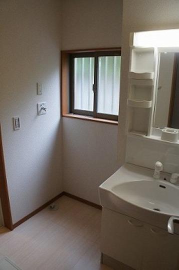 Wash basin, toilet. Washroom example of construction (the same specifications of the construction company)