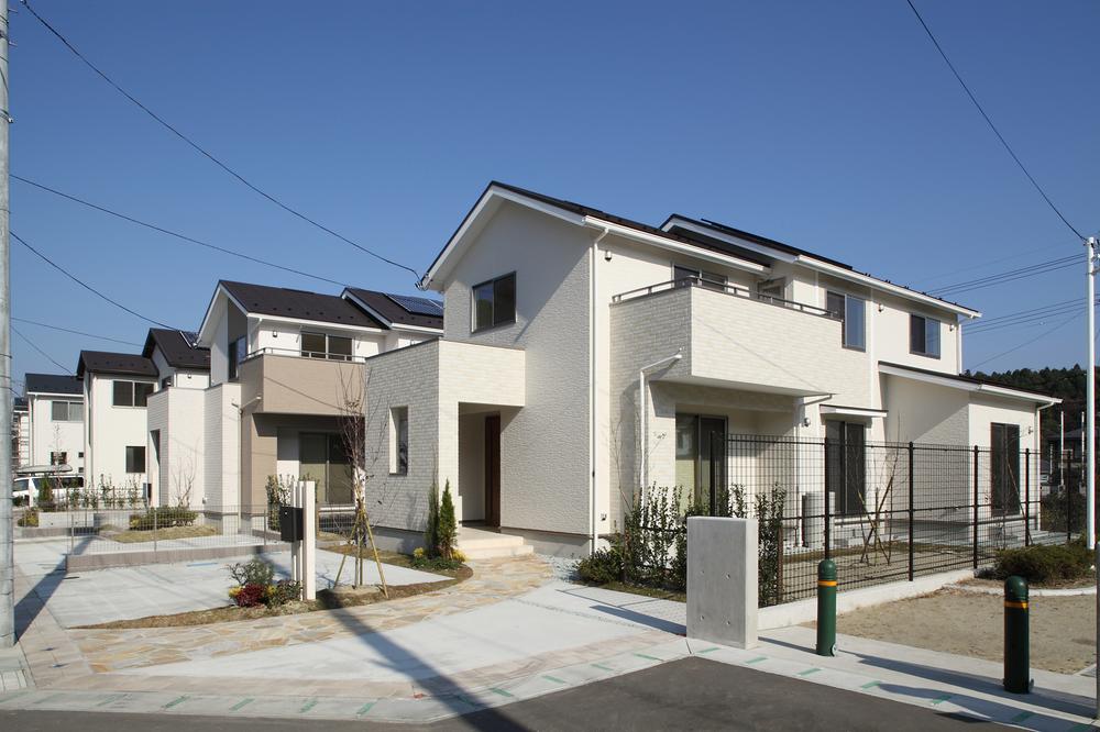 Local photos, including front road. It is a cityscape with a sense of unity
