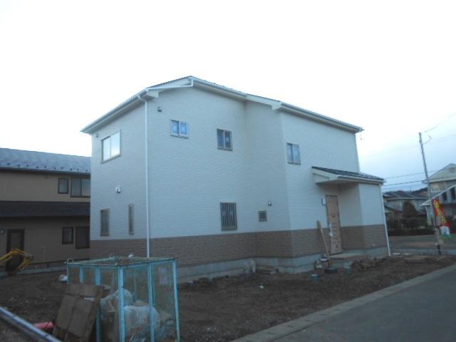 Local photos, including front road. (3) Building: local (December 13, 2013) Shooting