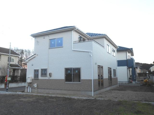 Local photos, including front road. (3) Building: local (December 13, 2013) Shooting