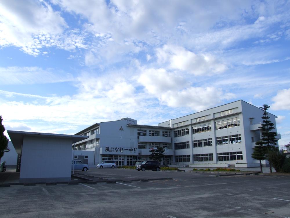 Junior high school. 280m to the first junior high school
