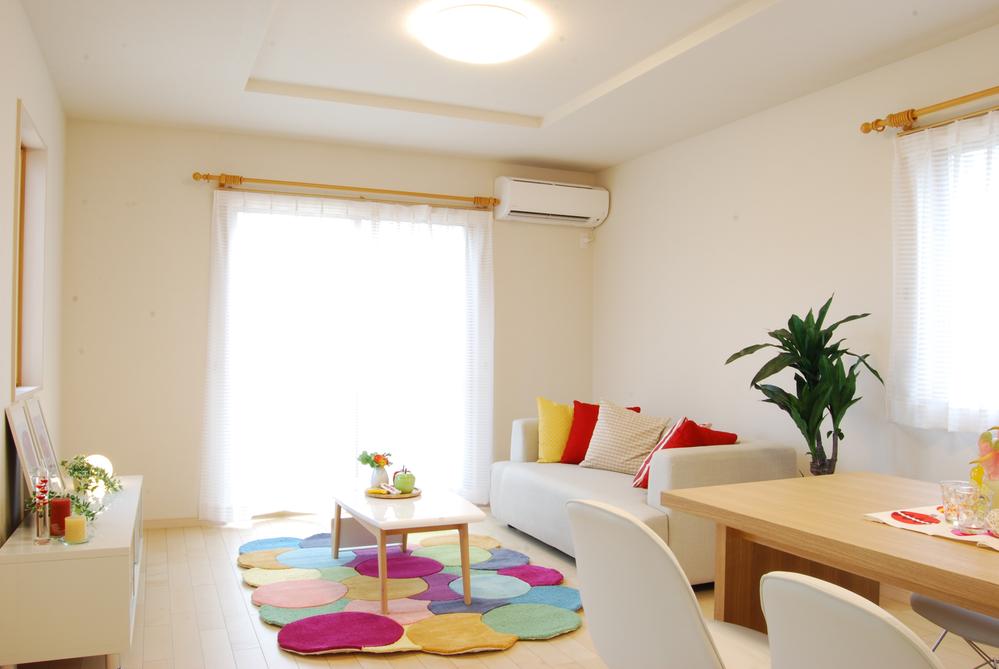 Living. Building C Living / Sunny space bathed in bright light from the south (12 May 2013) Shooting