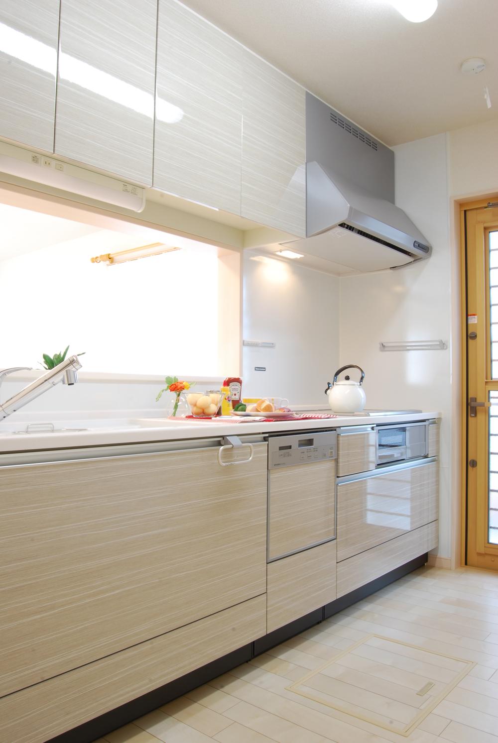 Kitchen. Building C Kitchen / Living overlooking the face-to-face IH kitchen (12 May 2013) Shooting