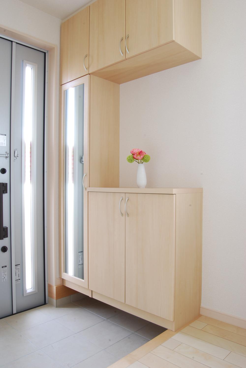 Entrance. C Building entrance / Dirt floor with storage that can clean tidy and lived (December 2013) Shooting