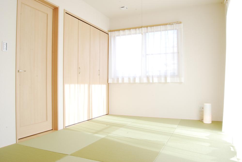 Non-living room. Building C Japanese-style room / Also come in handy when you fold the nap space and laundry (12 May 2013) Shooting