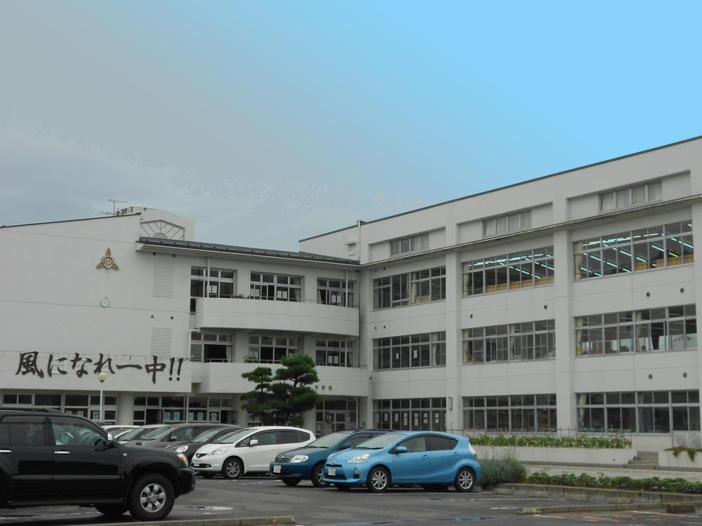 Junior high school. Natori 2218m to stand first junior high school