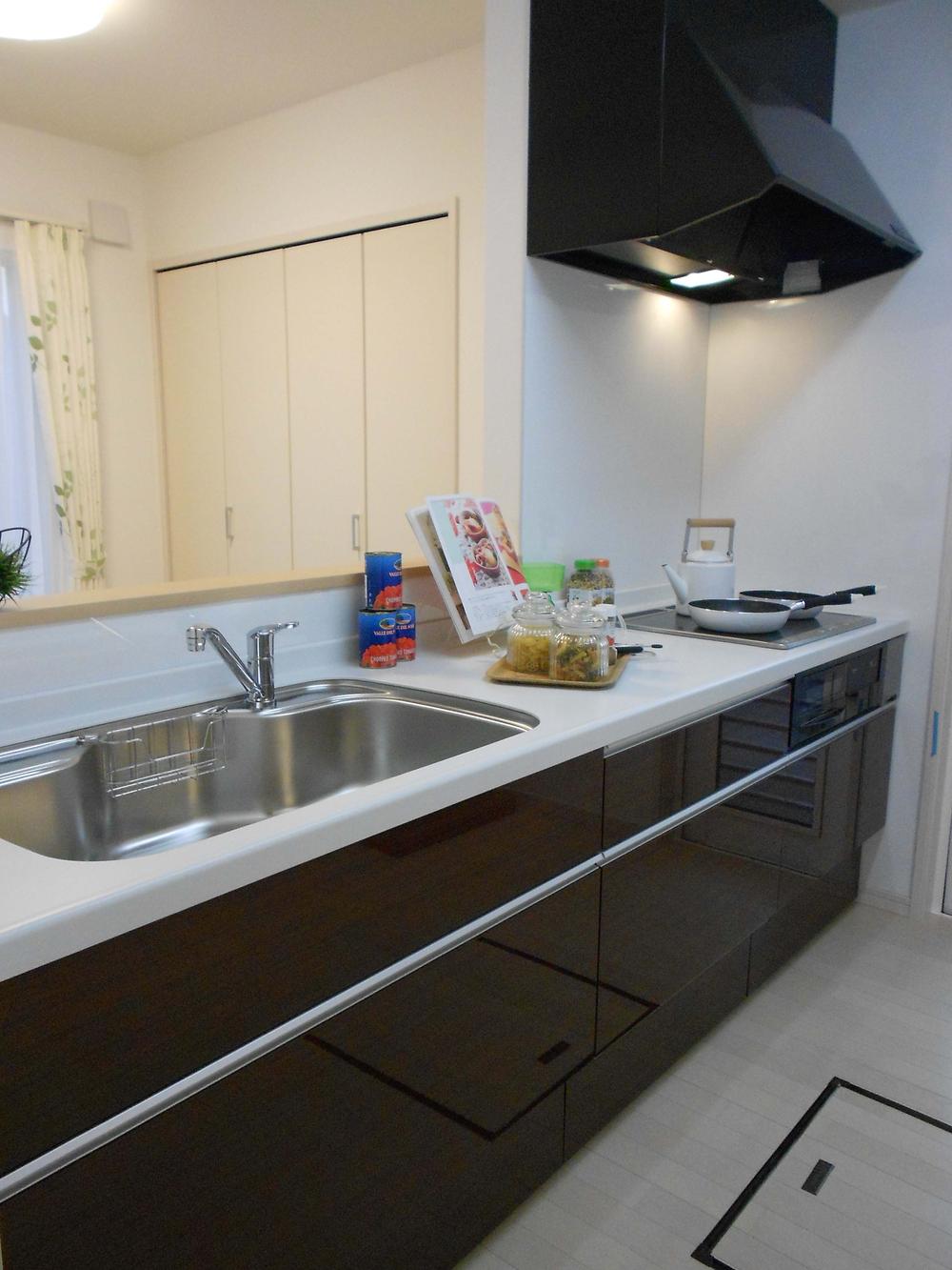 Other Equipment. safety ・ Peace of mind ・ Equipped with clean simple IH cooking heater! Worktop is strong to scratches and shock, Is an artificial marble stain-resistant beautiful long-lasting.