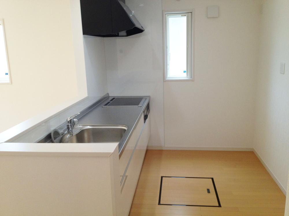 Kitchen. Face-to-face kitchen that can housework while conversing with family! Air is also clean and IH cooking heater that does not use fire.