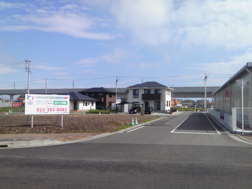 Local photos, including front road. local Picture obtained by viewing the north from the B-21 (pre-sale) Shopping there on the west side of the fresco is also convenient  / (July 2013 shooting)