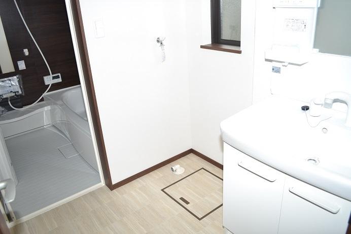 Wash basin, toilet. Same specifications Construction Case photo Ceramic surface ball is flat bottom, Not to interfere with the hose-type single lever shower faucet, Cleaning supplies such as buckets and brushes also entire storage wide base cabinet