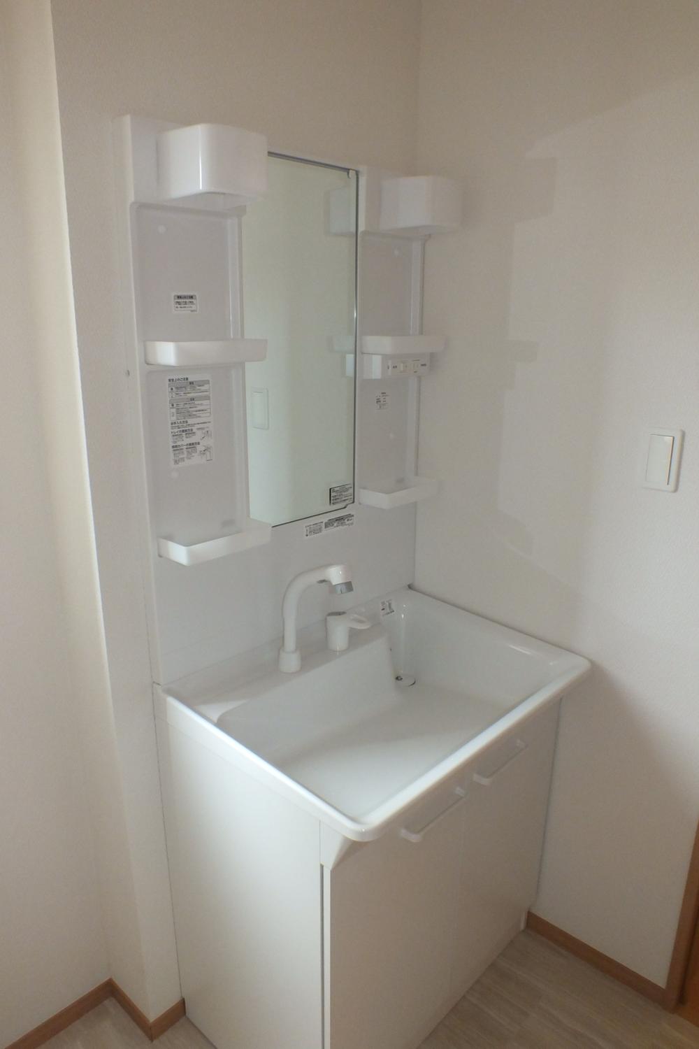 Wash basin, toilet. ● same specifications ●