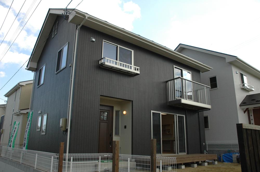 Local appearance photo. Impressive contrast of the outer wall. Living room window is open.