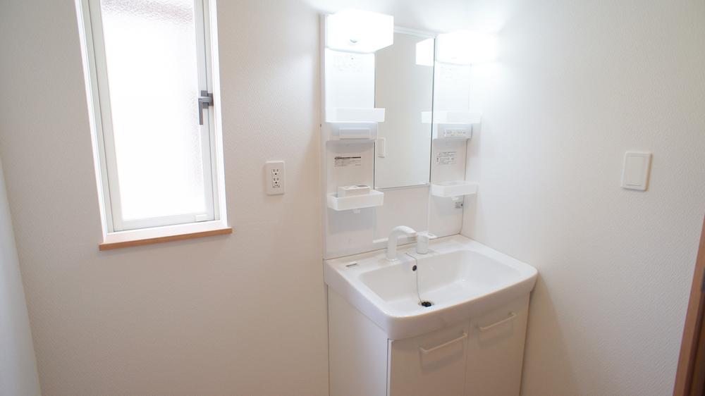 Wash basin, toilet. Same specification example